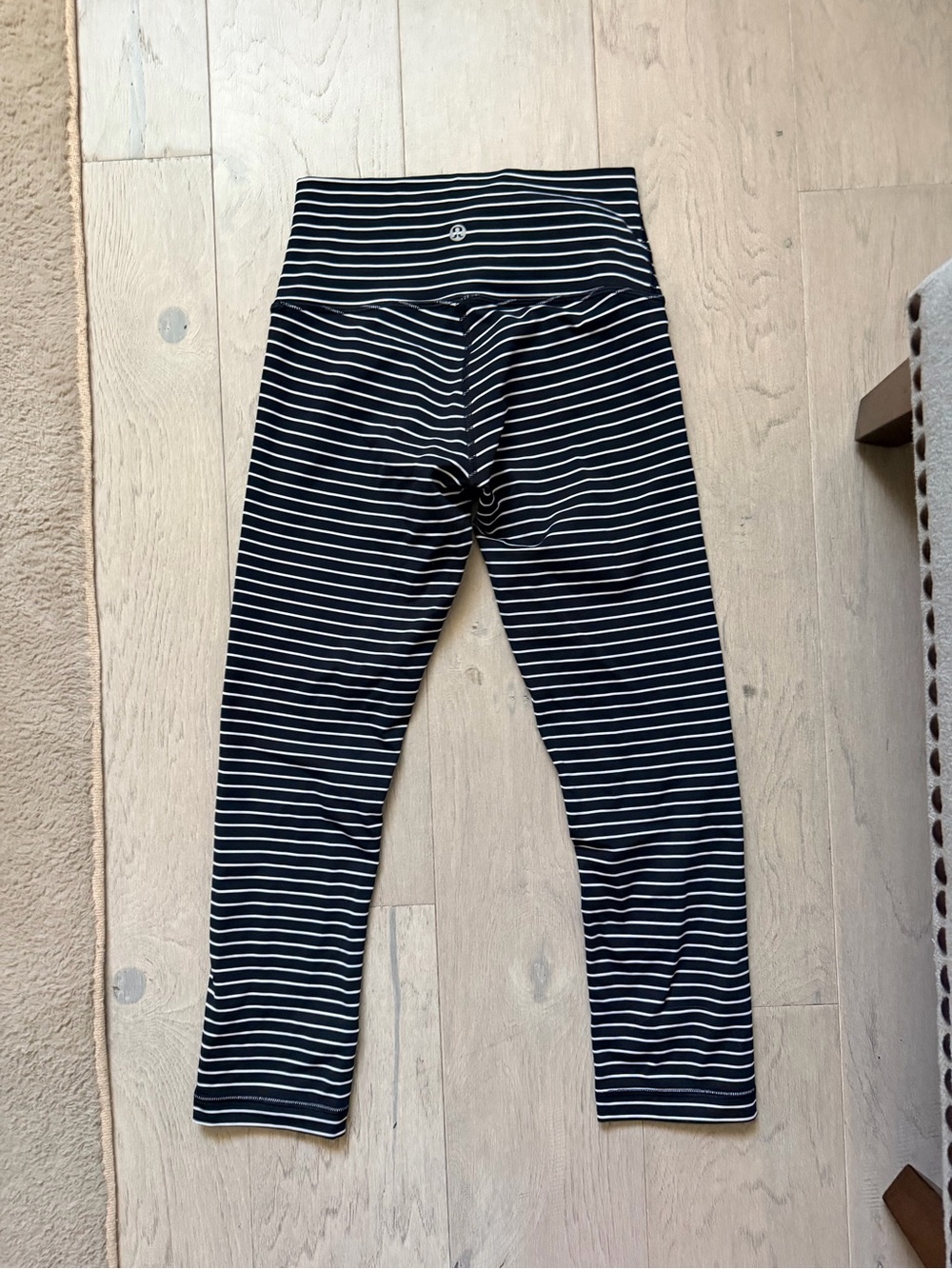 LULULEMON WUNDER UNDER CROP 21” LUXTREME PARALLEL STRIPE BLACK WHITE - Picture 2 of 6